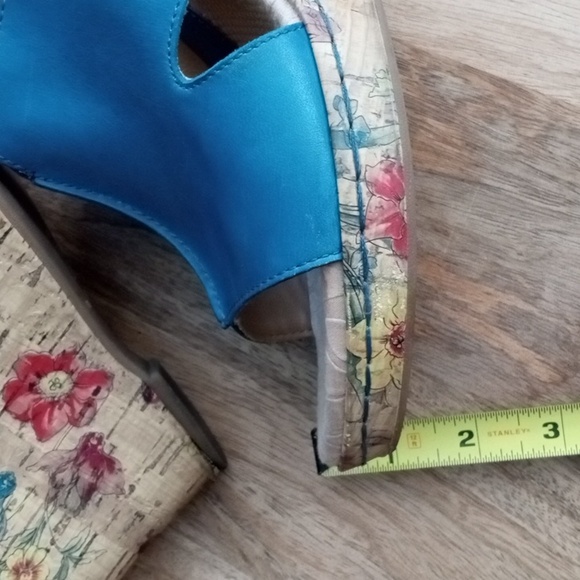 Boc Women's Floral Wedge Sandals - Picture 8 of 11